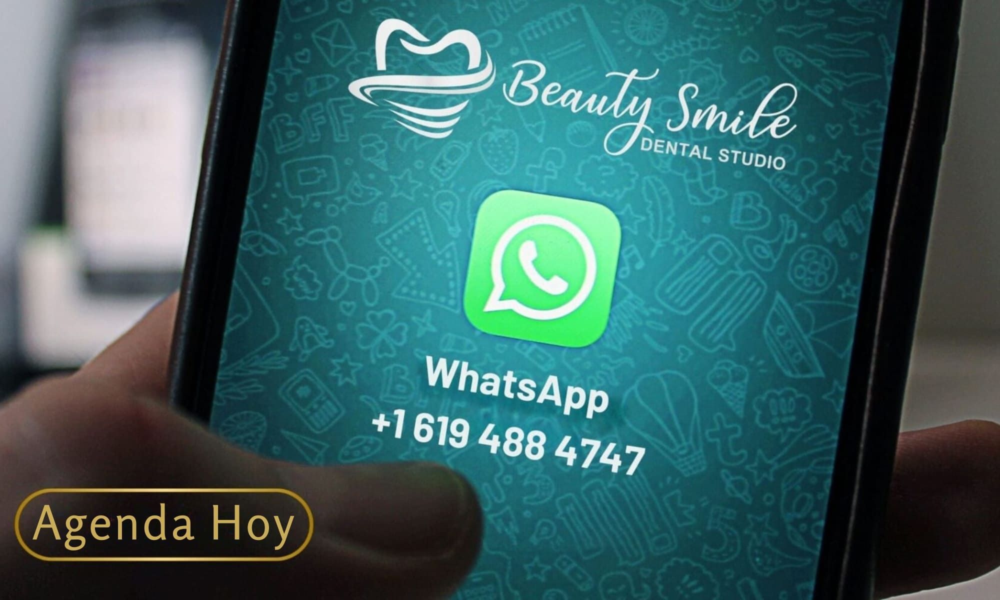 Mano sosteniendo un teléfono que muestra el logotipo de Beauty Smile Dental studio Tijuana y el número de WhatsApp